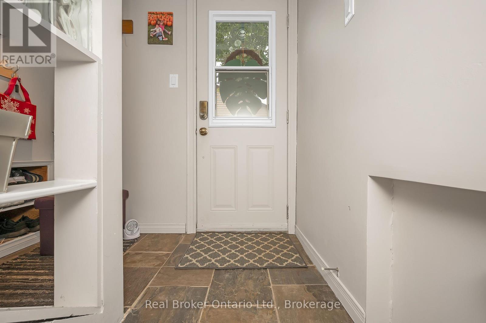 Photo 10 of 2 Cherry Avenue, Grimsby ON