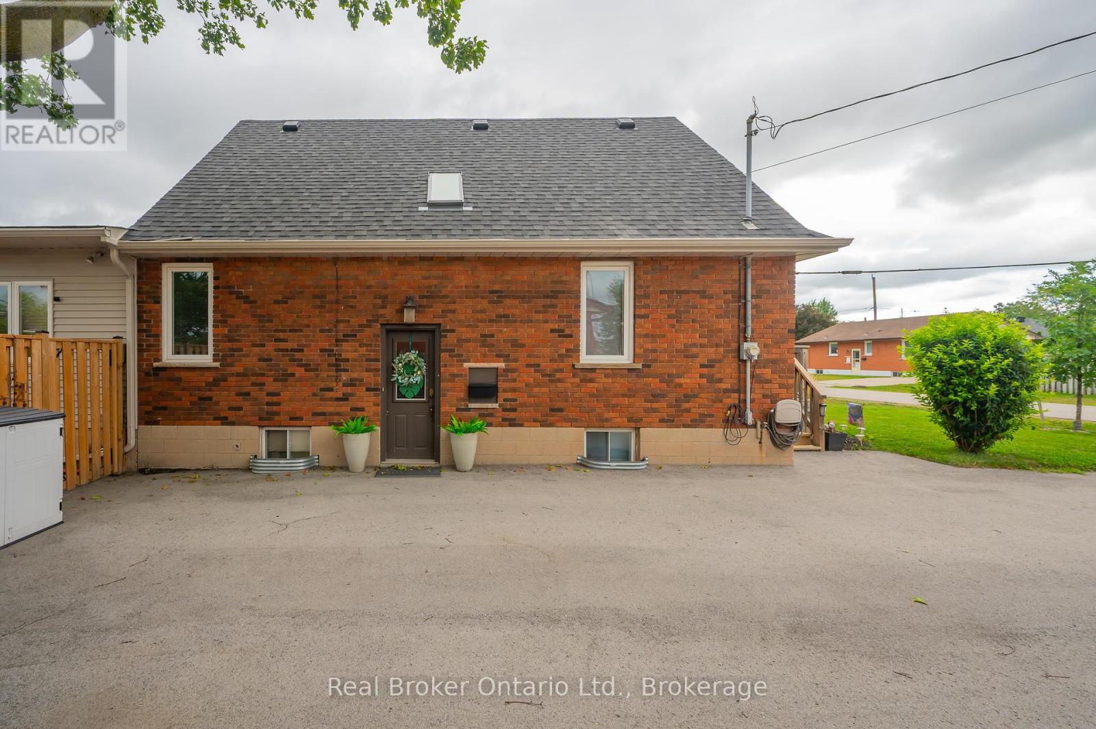 Photo 7 of 2 Cherry Avenue, Grimsby ON
