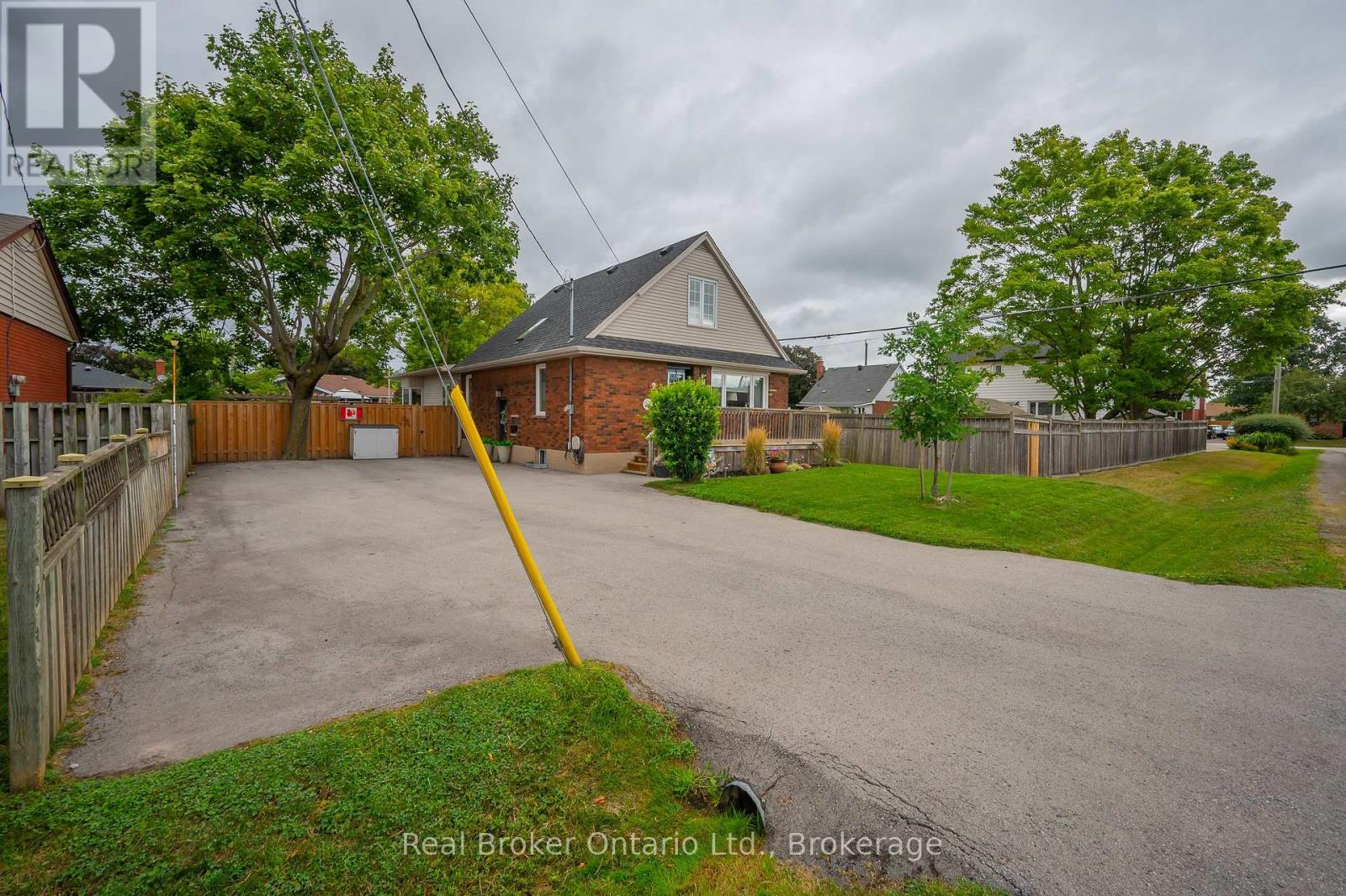 Photo 24 of 2 Cherry Avenue, Grimsby ON