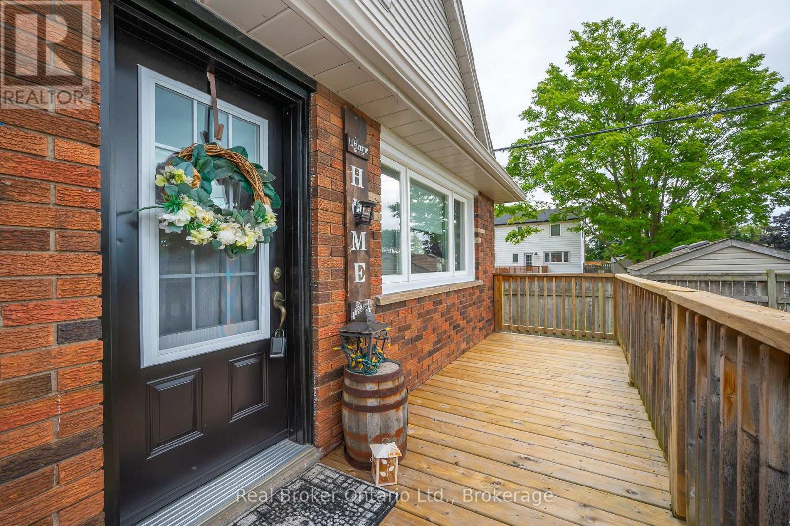 Photo 6 of 2 Cherry Avenue, Grimsby ON