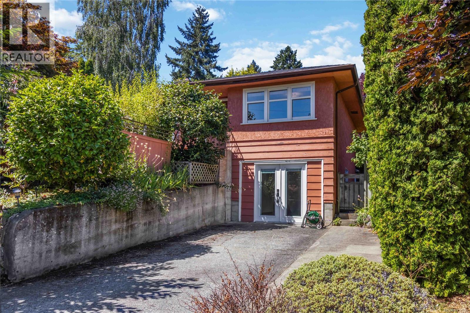  3836 Pitcombe Place, Saanich