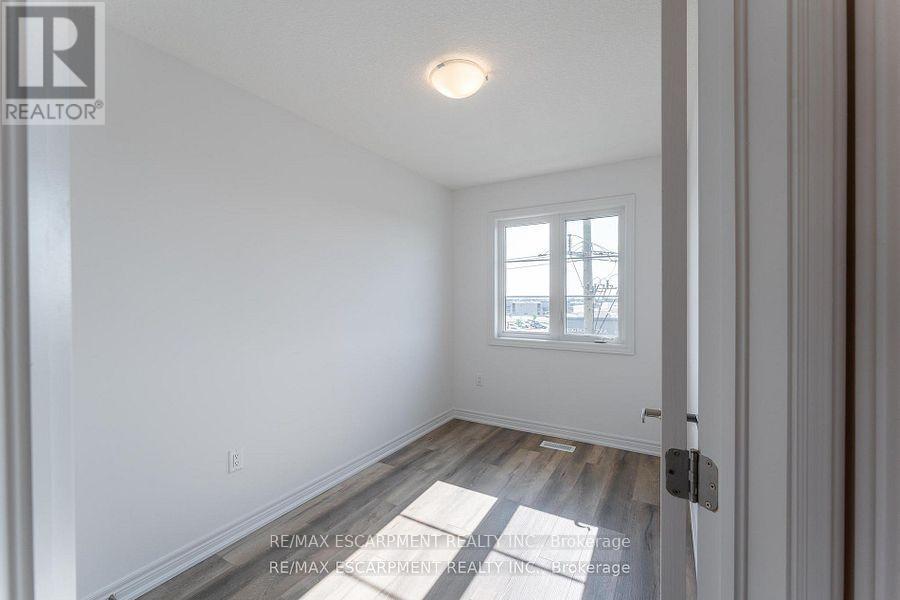Photo 13 of 29 120 Court Drive, Brant ON