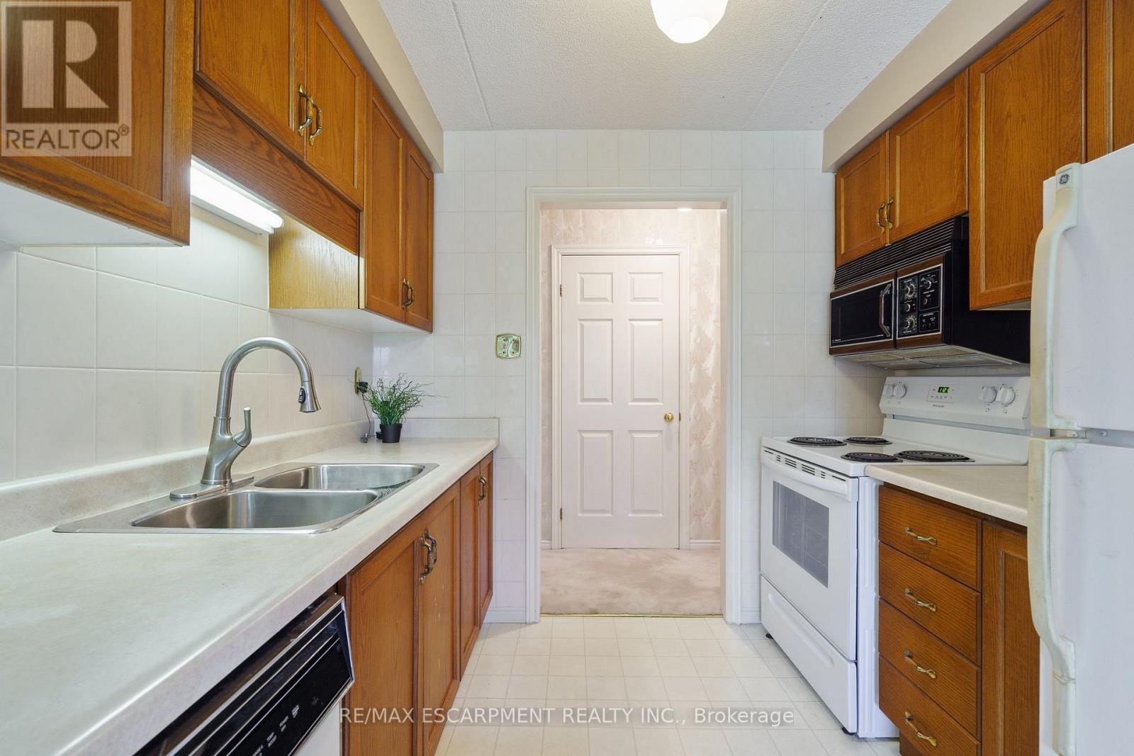 Photo 6 of 213 416 Limeridge Road E, Hamilton ON