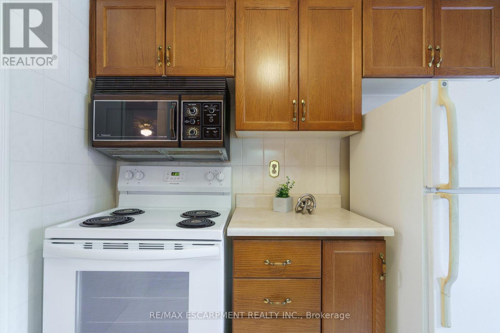 Photo 23 of 213 416 Limeridge Road E, Hamilton ON