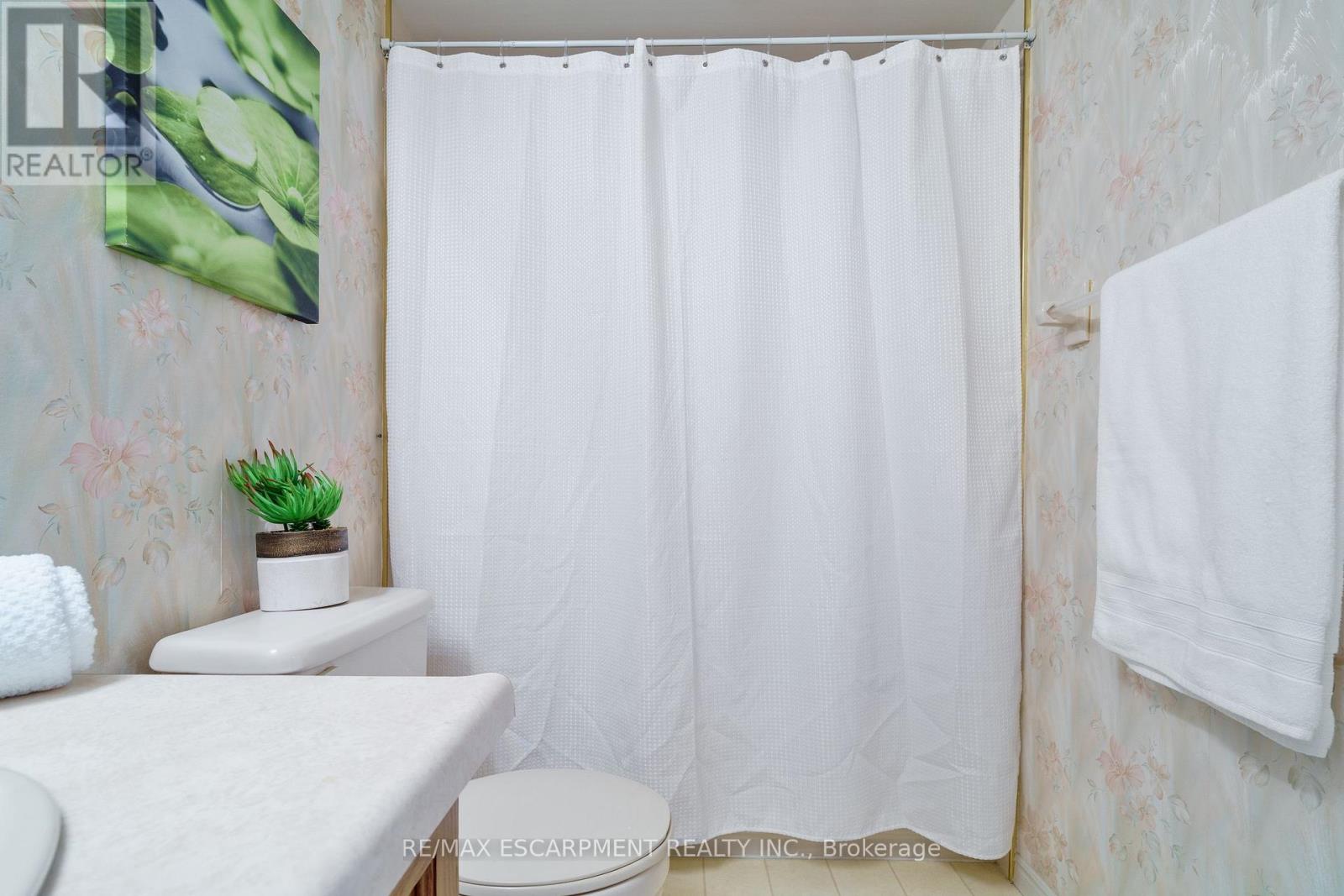 Photo 10 of 213 416 Limeridge Road E, Hamilton ON