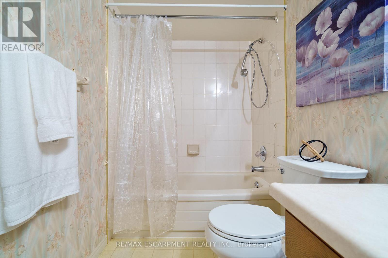 Photo 14 of 213 416 Limeridge Road E, Hamilton ON