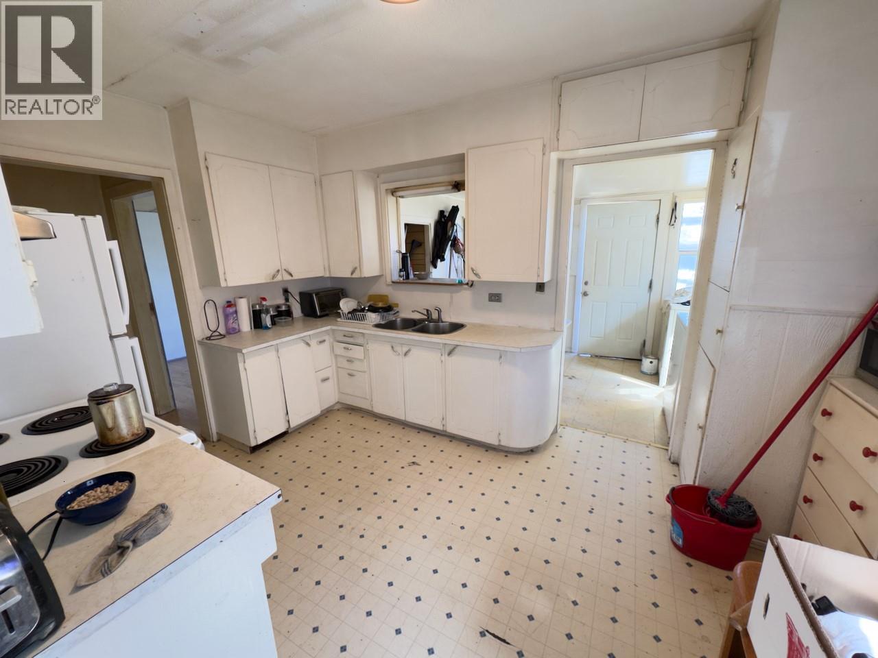 Photo 2 of 632 Mackenzie Ave Avenue, Kamloops BC