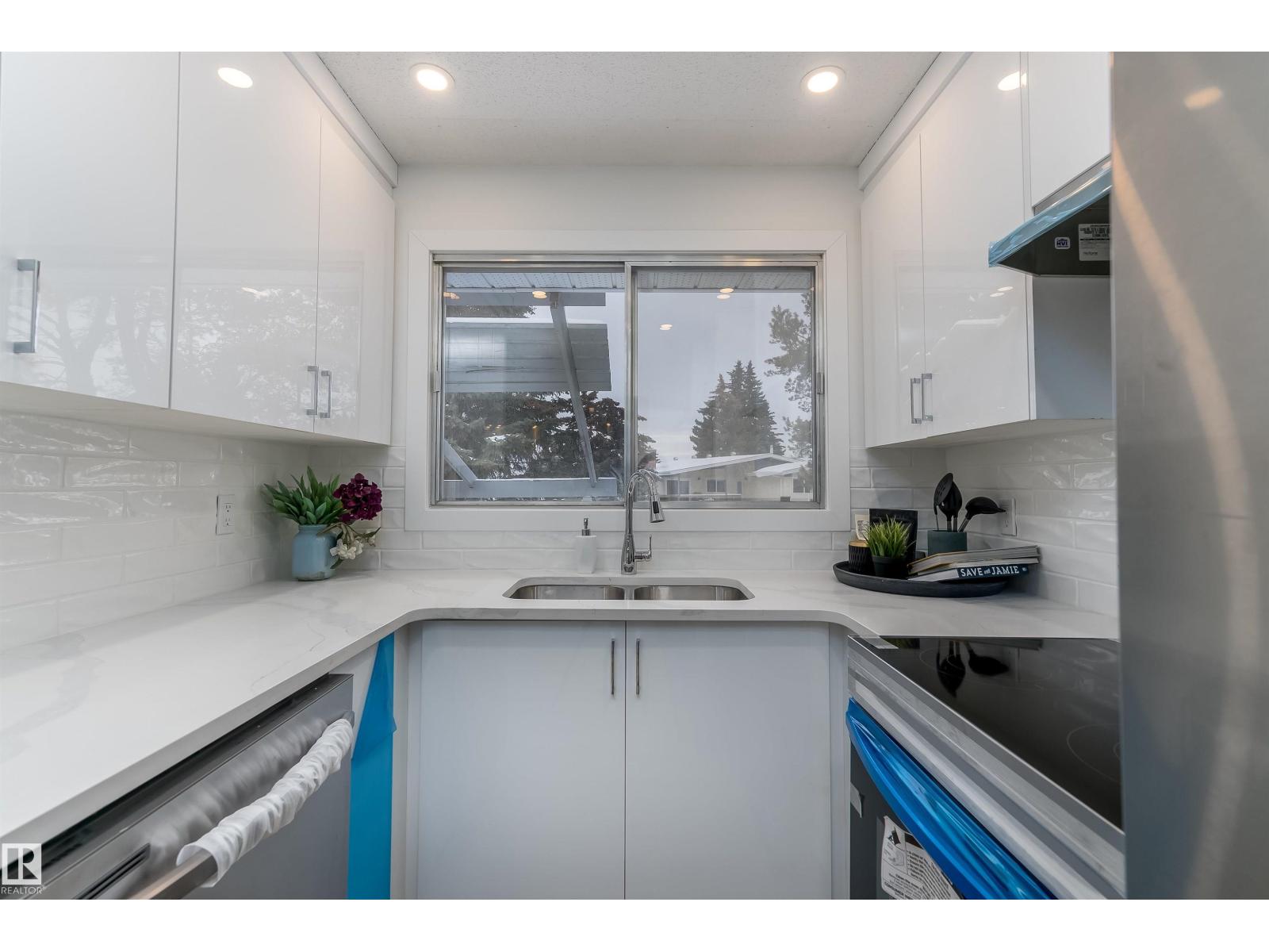 Photo 11 of 8104 17 Av Nw, Edmonton AB