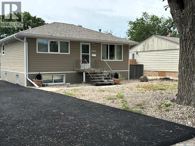 Photo 1 of 1121 Montgomery Street, Moose Jaw SK