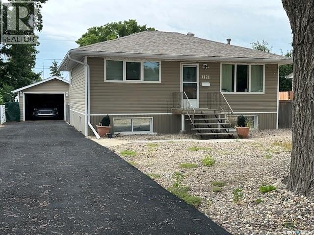 Photo 2 of 1121 Montgomery Street, Moose Jaw SK