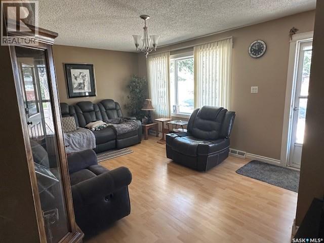 Photo 3 of 1121 Montgomery Street, Moose Jaw SK