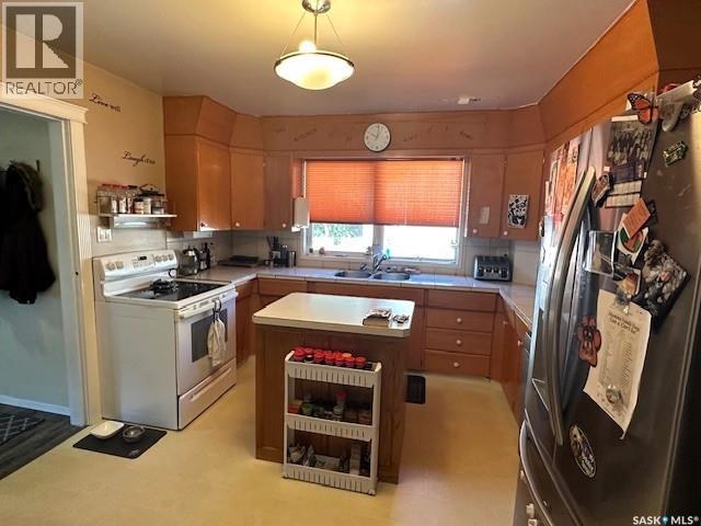 Photo 5 of 1121 Montgomery Street, Moose Jaw SK