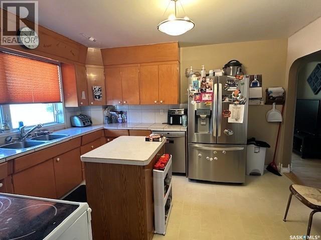 Photo 8 of 1121 Montgomery Street, Moose Jaw SK