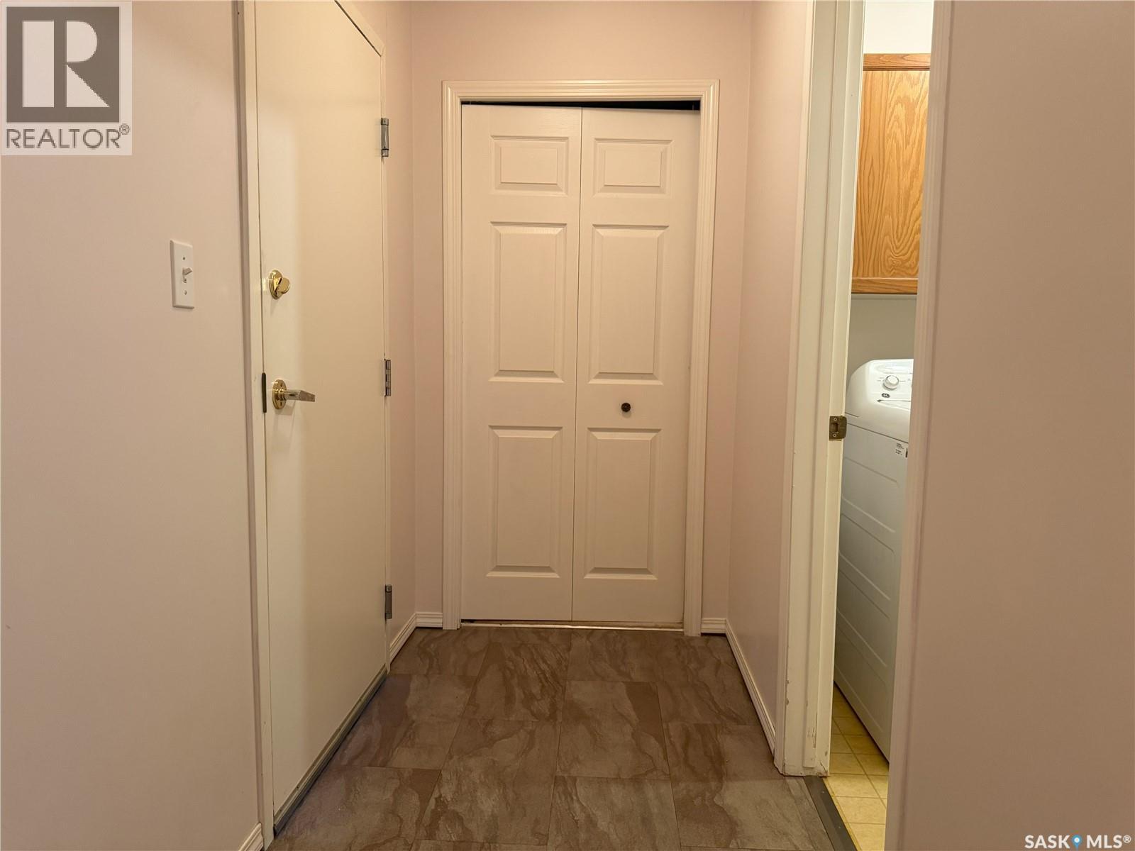 Photo 3 of 103 102 1st Avenue, Caronport SK