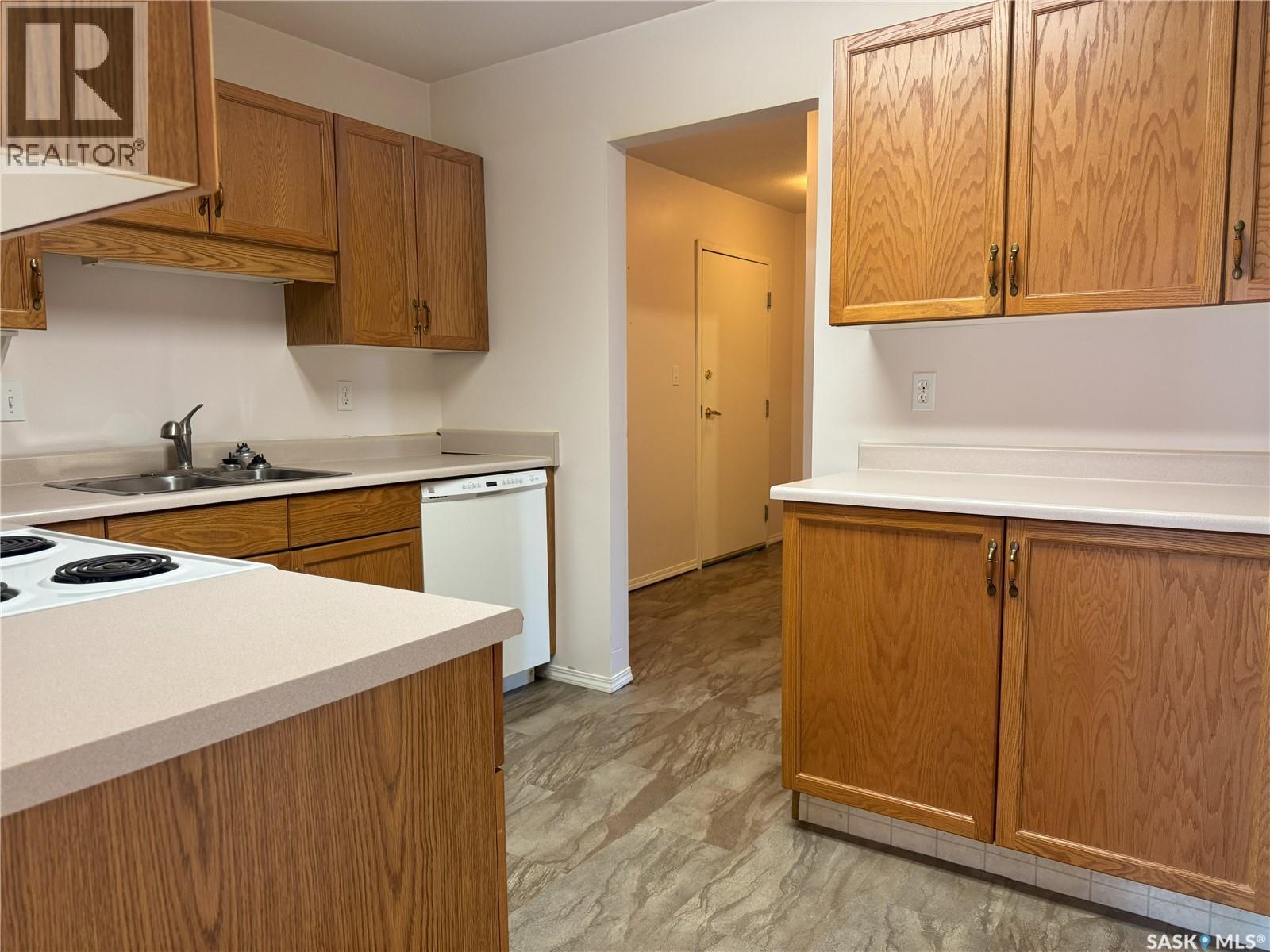 Photo 5 of 103 102 1st Avenue, Caronport SK
