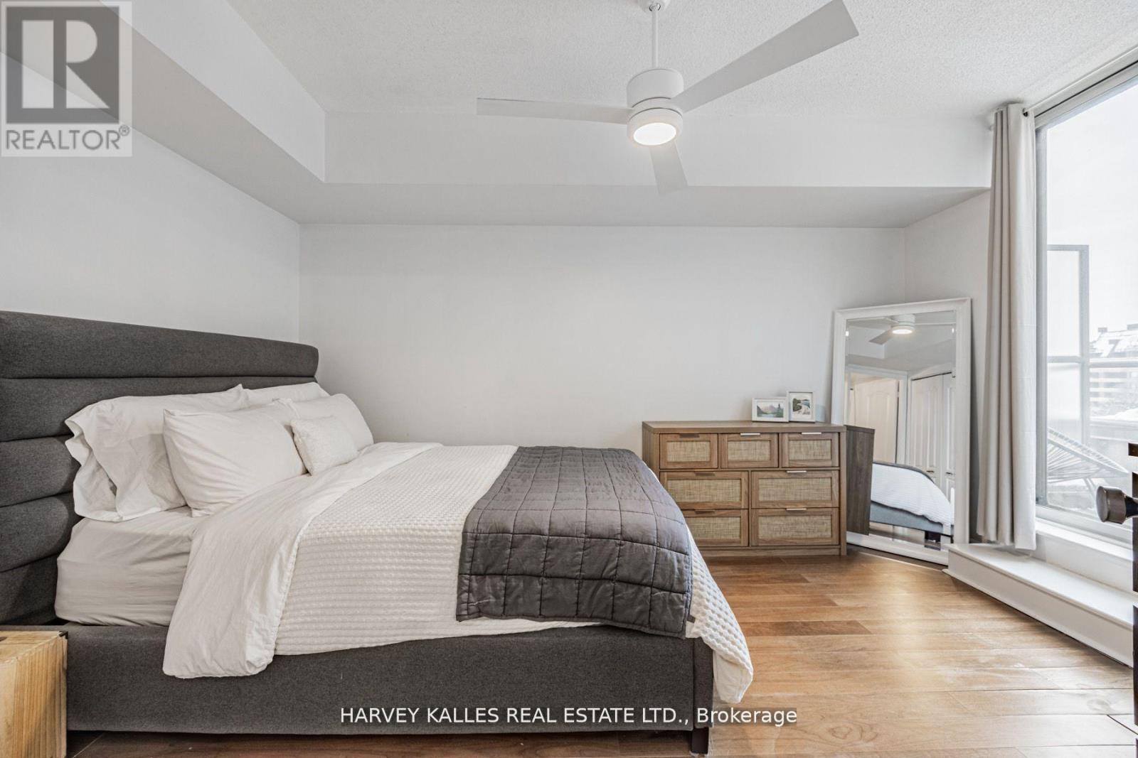 Photo 2 of 910 5 Rosehill Avenue, Toronto ON