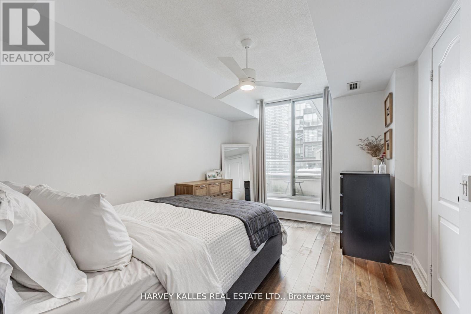 Photo 14 of 910 5 Rosehill Avenue, Toronto ON