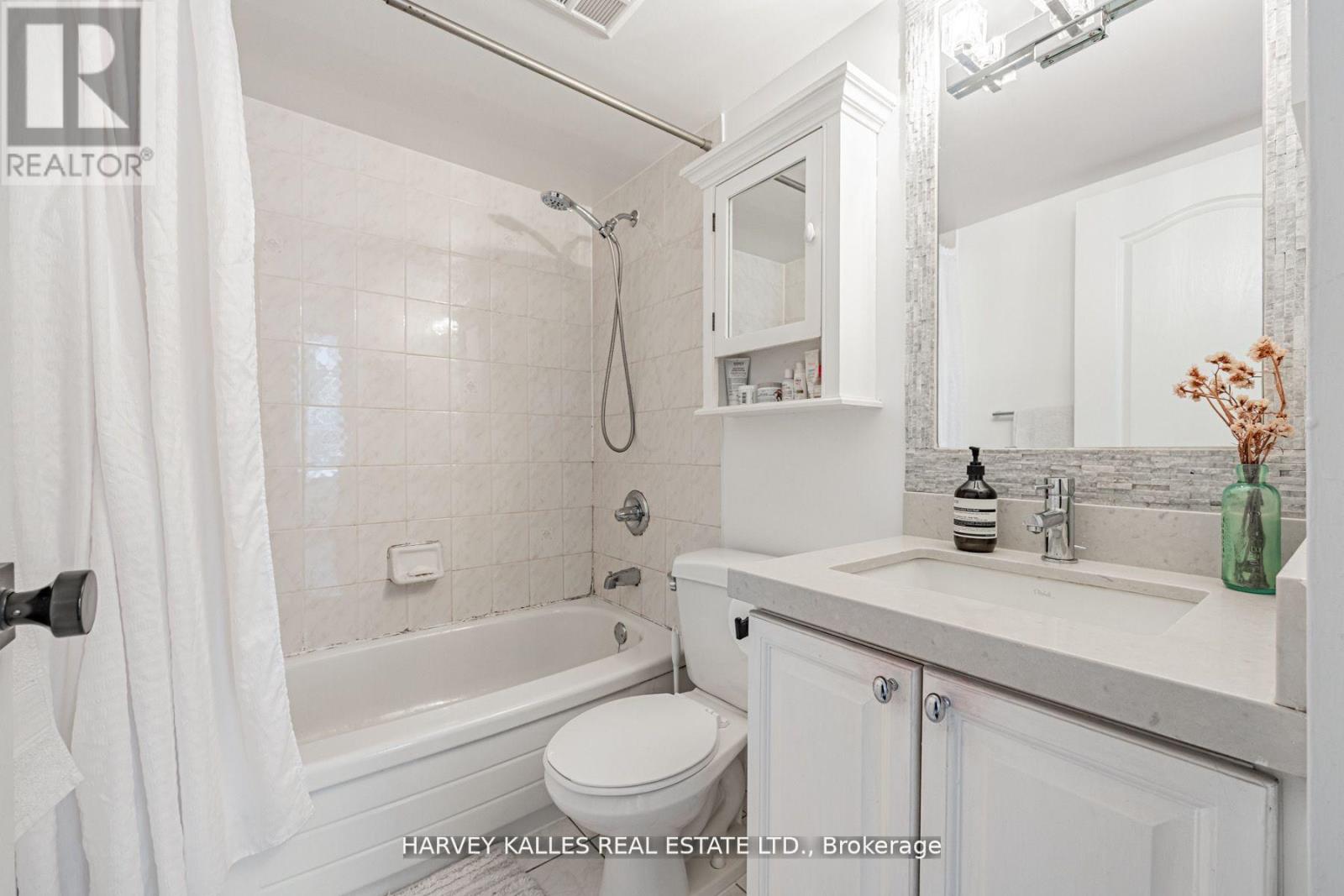 Photo 19 of 910 5 Rosehill Avenue, Toronto ON