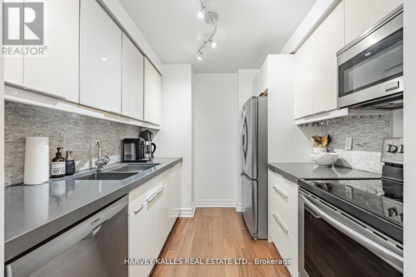 Photo 5 of 910 5 Rosehill Avenue, Toronto ON