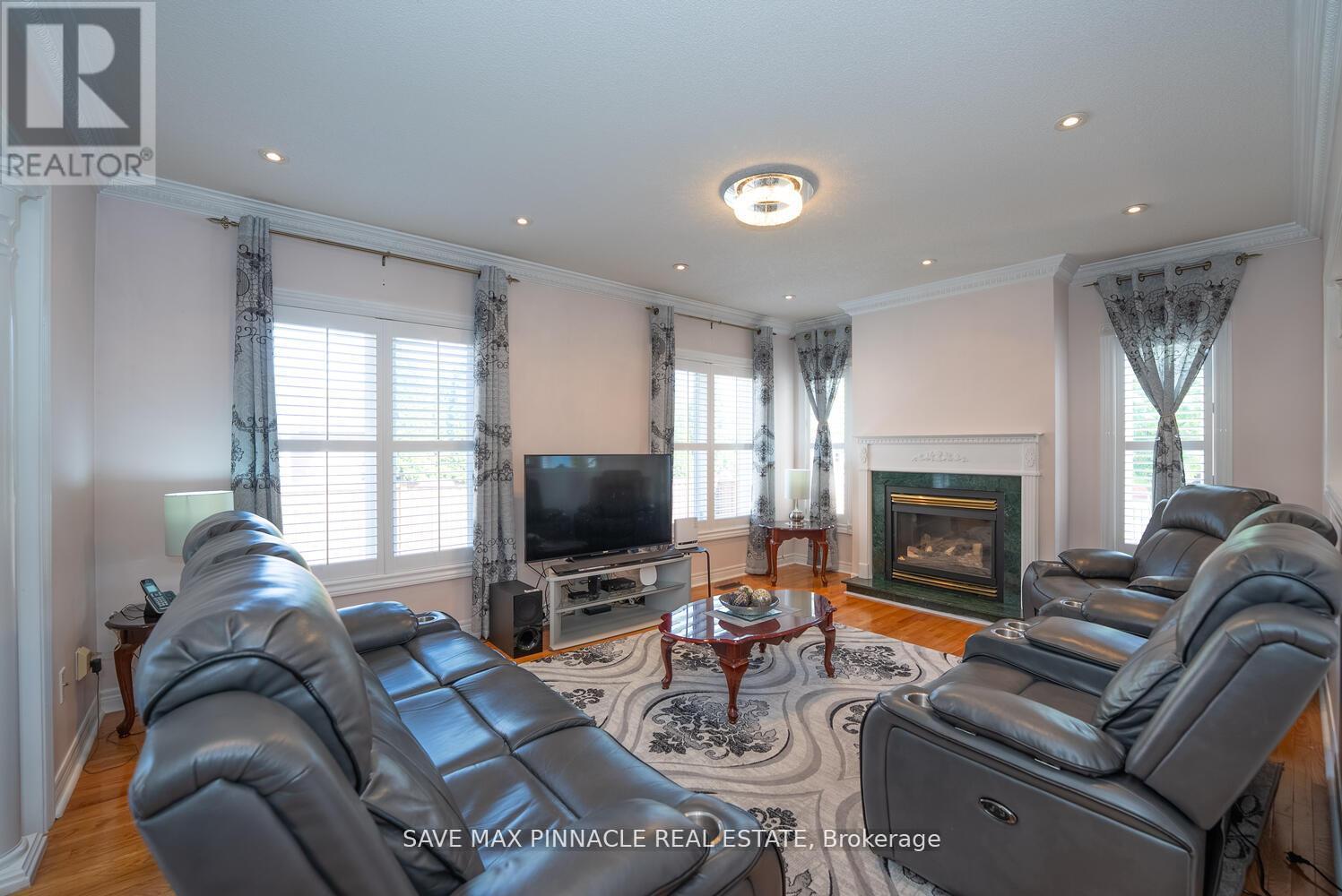 Photo 8 of 1 Ashton Drive, Vaughan ON