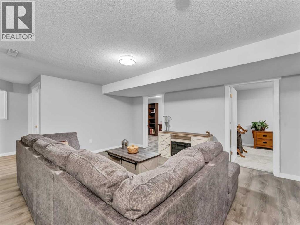 Photo 7 of 1 1165 16 Street Ne, Medicine Hat AB