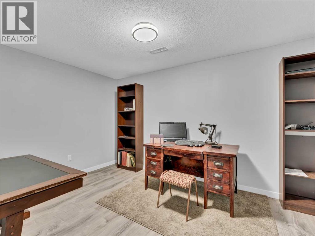 Photo 47 of 1 1165 16 Street Ne, Medicine Hat AB