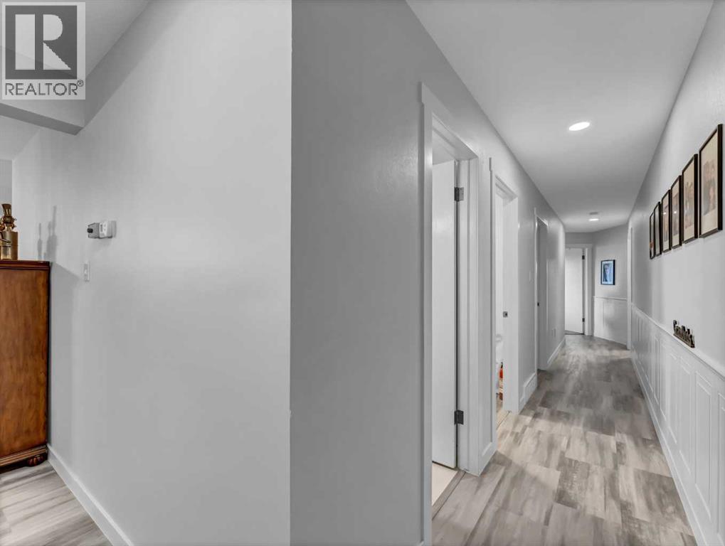 Photo 3 of 1 1165 16 Street Ne, Medicine Hat AB