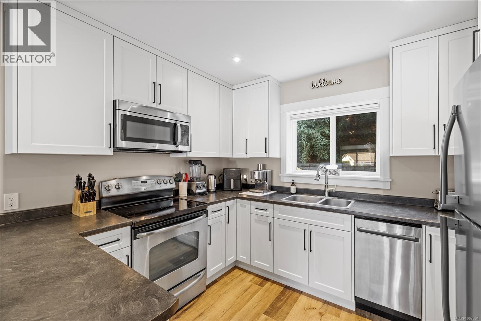 Photo 1 of 626 Tyee Cres, Qualicum Beach BC
