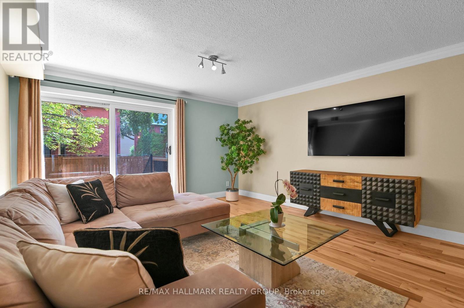 Photo 32 of 3 74 Somerset Street W, Ottawa ON