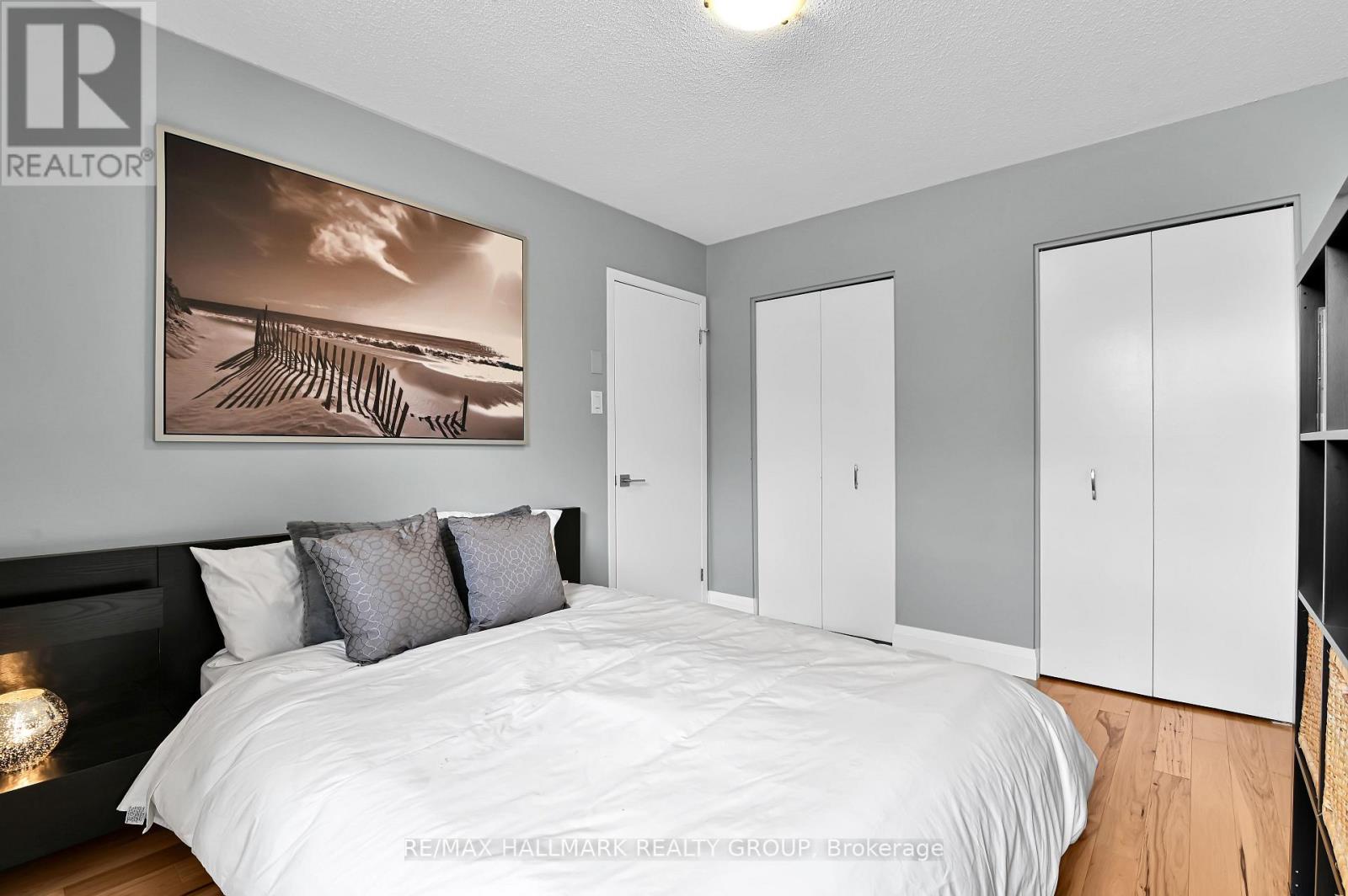 Photo 2 of 3 74 Somerset Street W, Ottawa ON