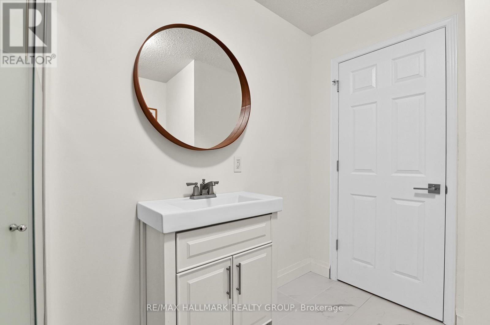 Photo 20 of 3 74 Somerset Street W, Ottawa ON