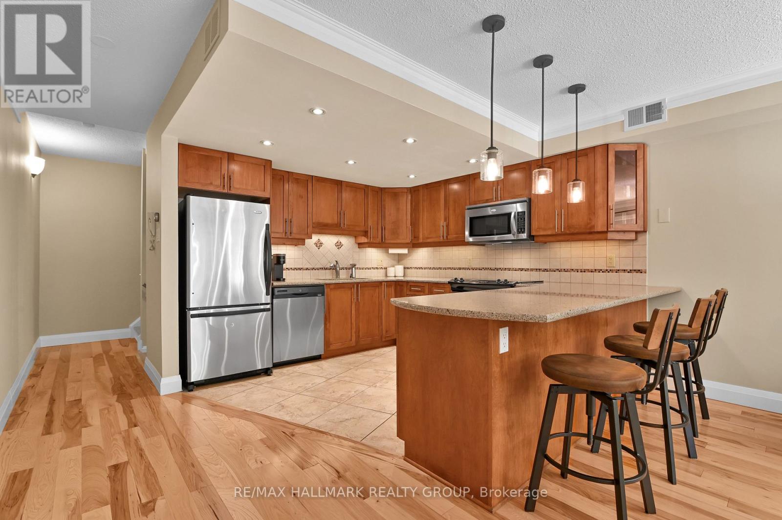 Photo 31 of 3 74 Somerset Street W, Ottawa ON