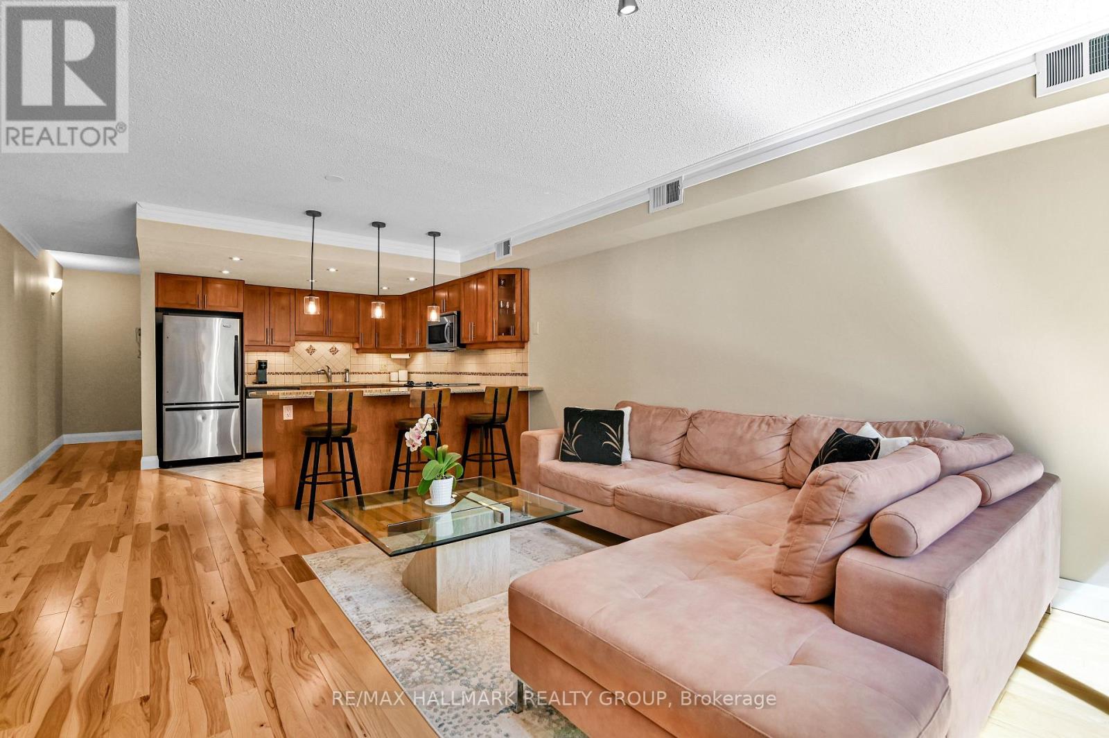 Photo 10 of 3 74 Somerset Street W, Ottawa ON