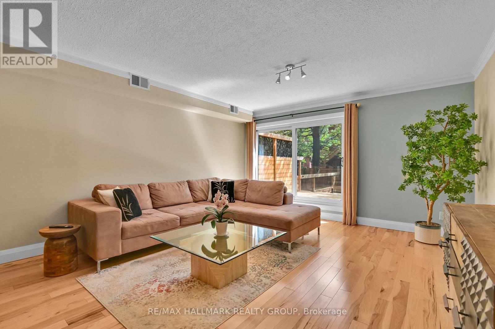 Photo 5 of 3 74 Somerset Street W, Ottawa ON