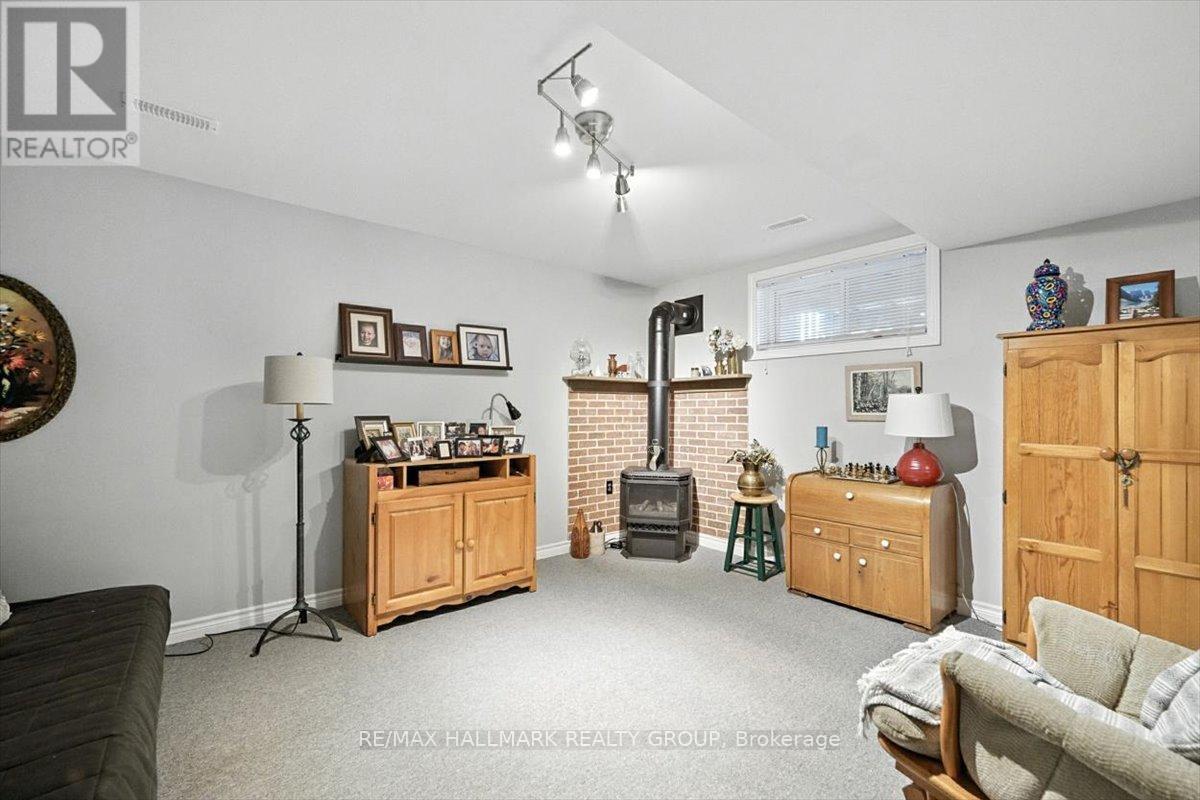 Photo 9 of 40 Lee Avenue, Smiths Falls ON