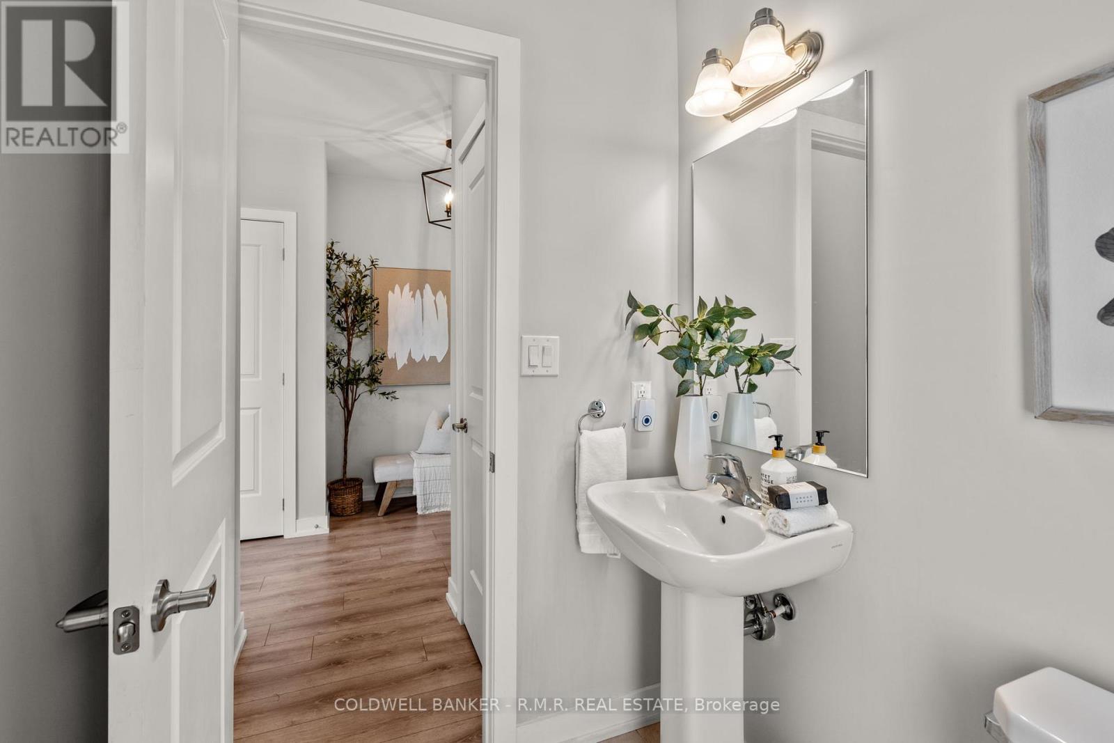 Photo 4 of 43 Assunta Lane, Clarington ON