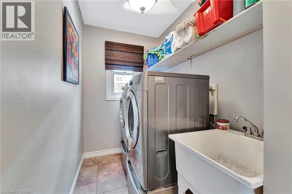 Photo 12 of 52 Beckett Drive, Brantford ON