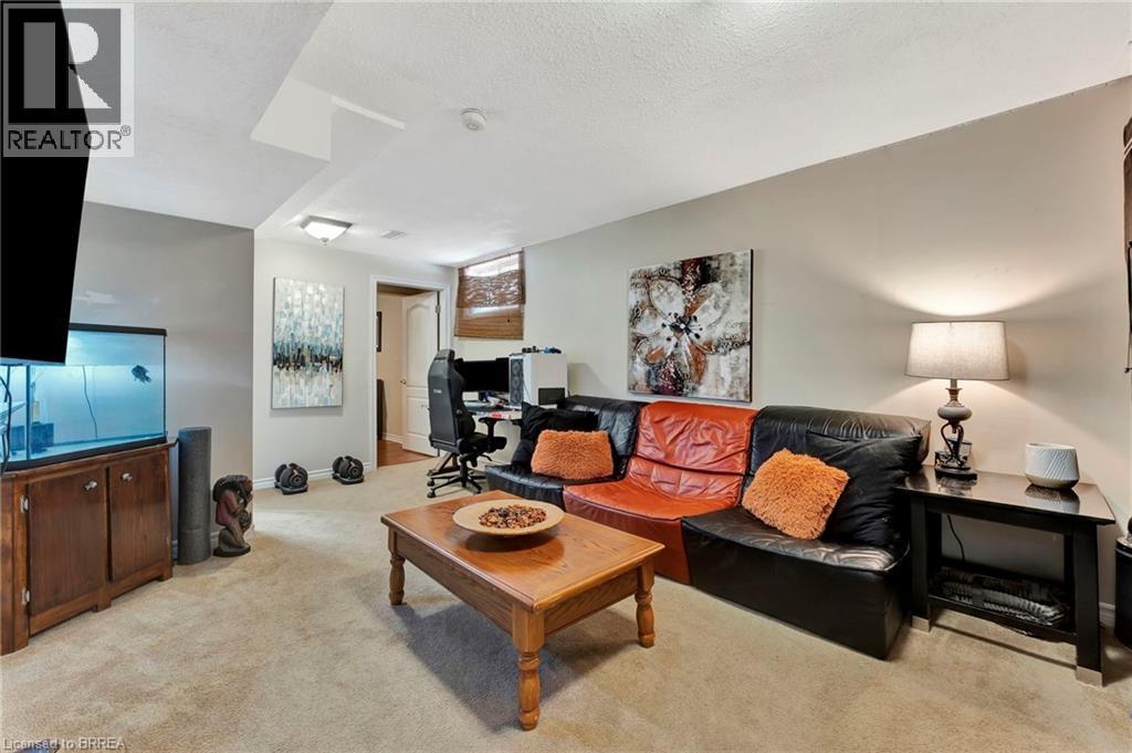 Photo 19 of 52 Beckett Drive, Brantford ON