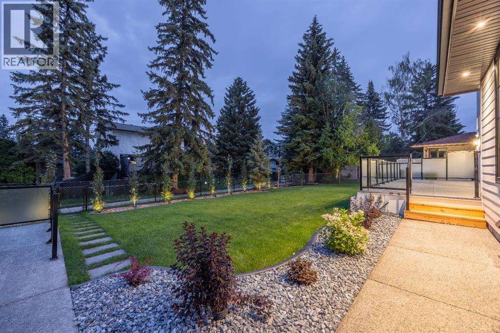 Photo 1 of 12 Vardana Place Nw, Calgary AB