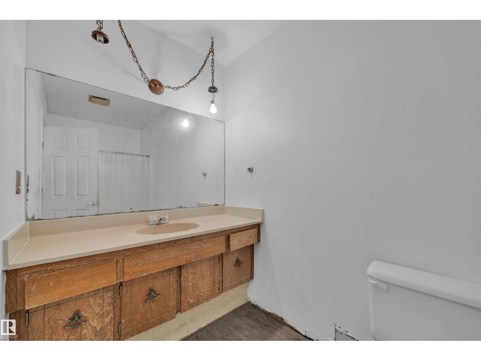 Photo 17 of 18007 73 Av Nw, Edmonton AB