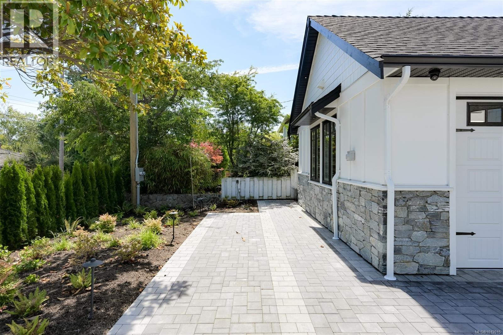 Photo 30 of 650 Monterey Ave, Oak Bay BC
