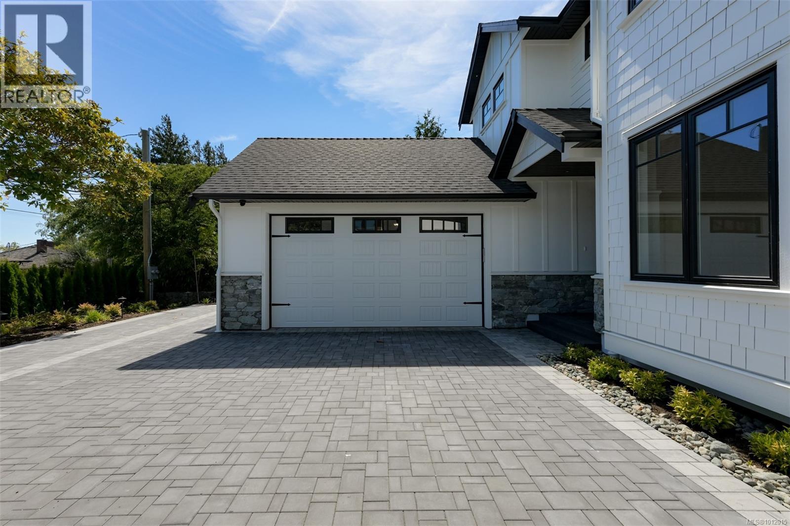 Photo 35 of 650 Monterey Ave, Oak Bay BC