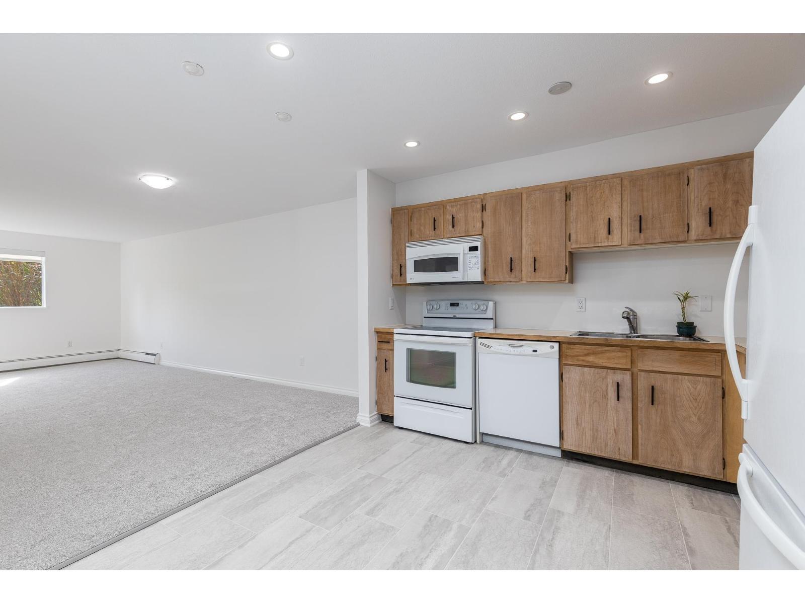 Photo 11 of 113 1561 Vidal Street, White Rock BC