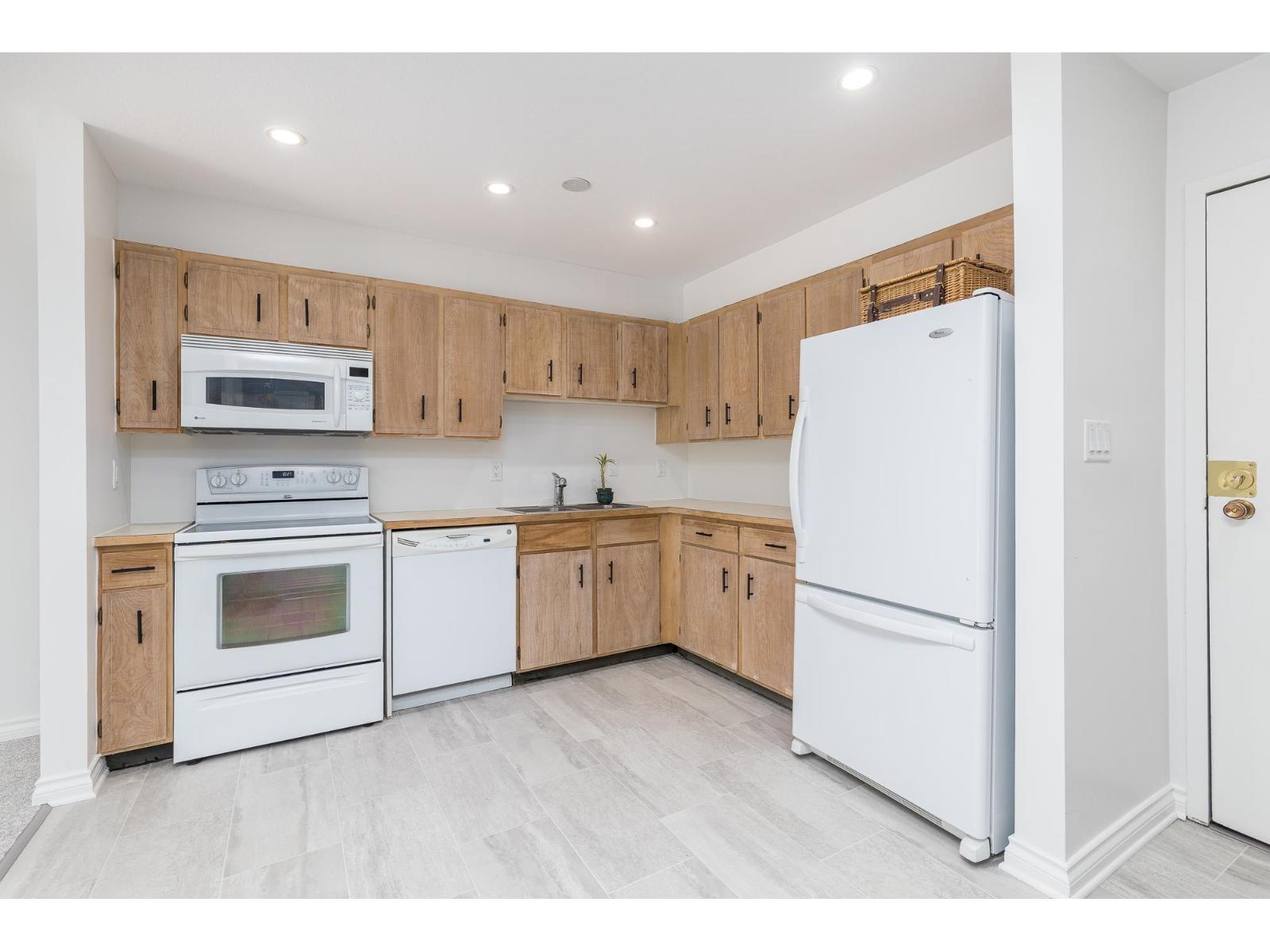 Photo 10 of 113 1561 Vidal Street, White Rock BC