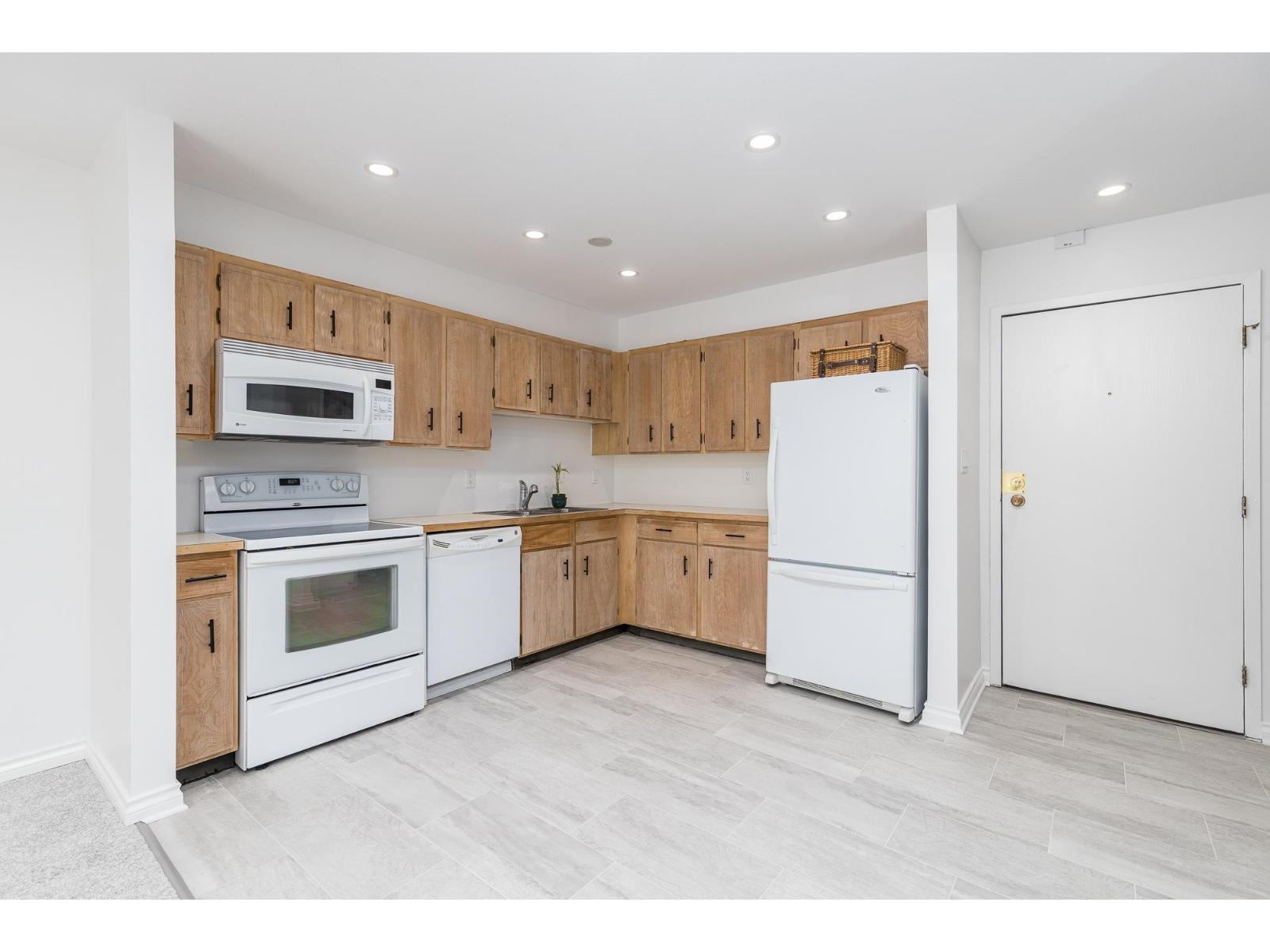 Photo 9 of 113 1561 Vidal Street, White Rock BC