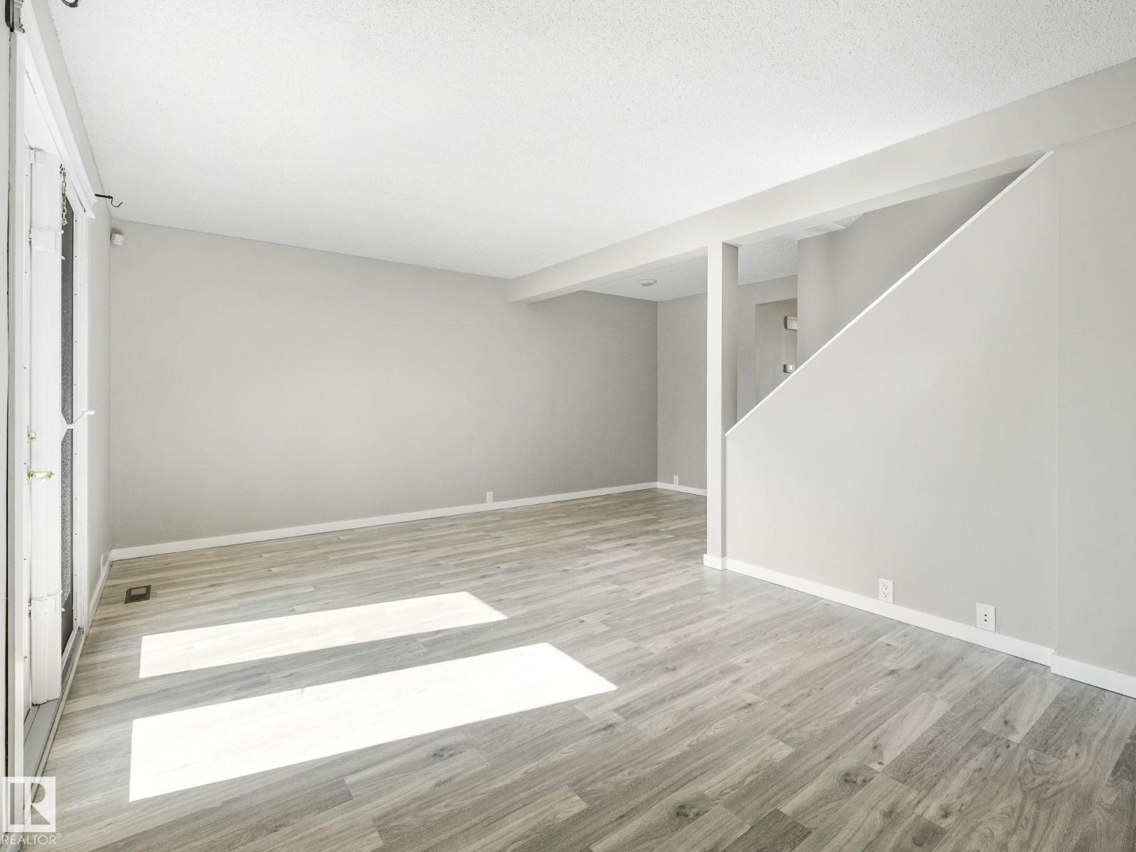 Photo 3 of 1376 Lakewood Rd W Nw, Edmonton AB