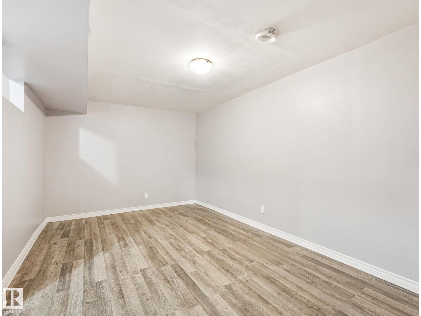 Photo 5 of 1376 Lakewood Rd W Nw, Edmonton AB
