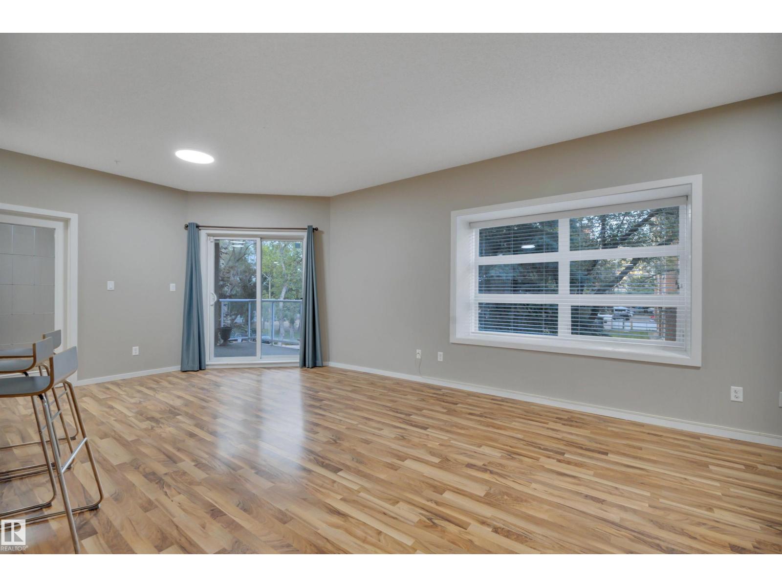 Photo 17 of 201 9910 111 St Nw, Edmonton AB