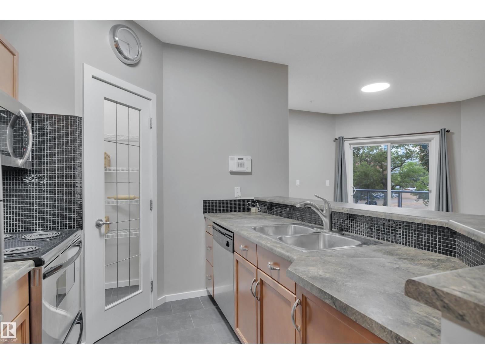 Photo 7 of 201 9910 111 St Nw, Edmonton AB