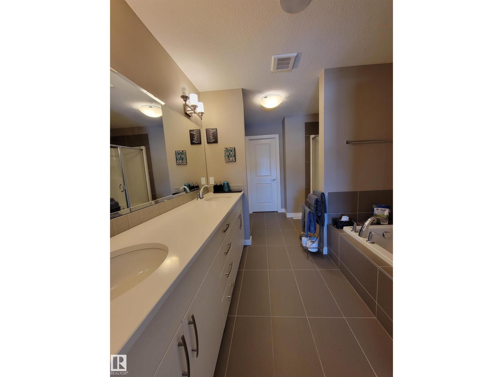 Photo 7 of 722 Charlesworth Wy Sw, Edmonton AB